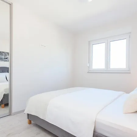 Fiori Boutique Apartment Promajna